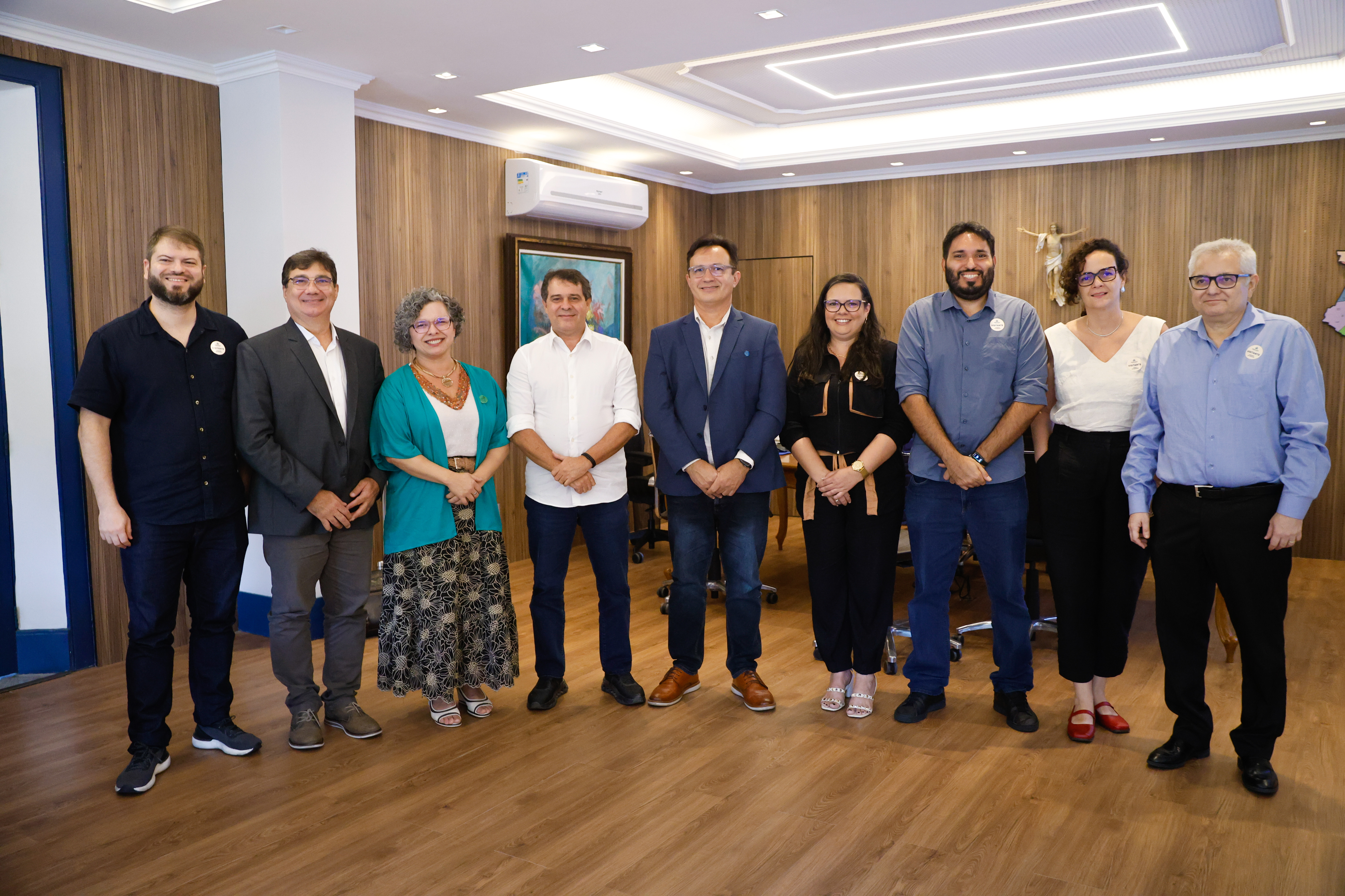 grupo de pessoas posa para a foto